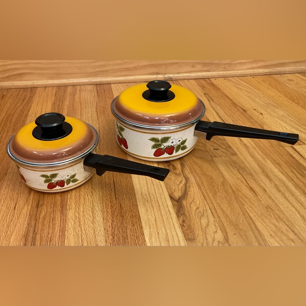 Vintage enamelware set of 2 pots with lids